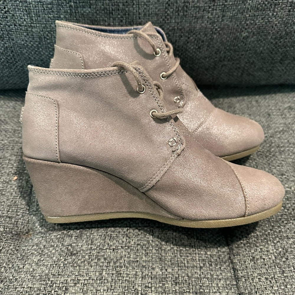 Toms metallic grey/taupe wedge. Never worn, perfect condition. Women’s size 9.5